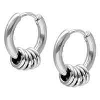 Due orecchini a cerchio argento con cinque anelli ciascuno su sfondo bianco