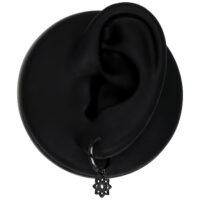 Orecchino Mini Flower Hoop nero su un orecchio modello su sfondo nero