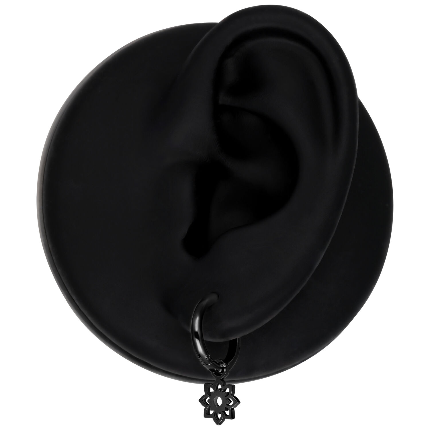 Orecchino Mini Flower Hoop nero su un orecchio modello su sfondo nero