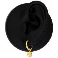 Orecchini Mini Flower Hoops dorati su orecchio modello nero