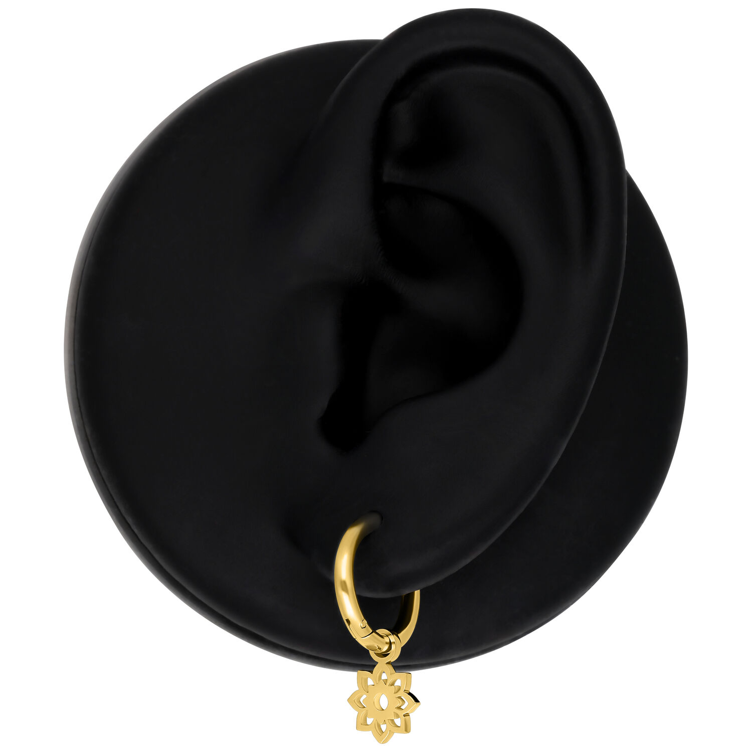 Orecchini Mini Flower Hoops dorati su orecchio modello nero