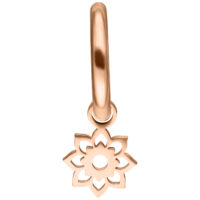 Orecchini Mini Flower Hoops in oro rosa su sfondo bianco