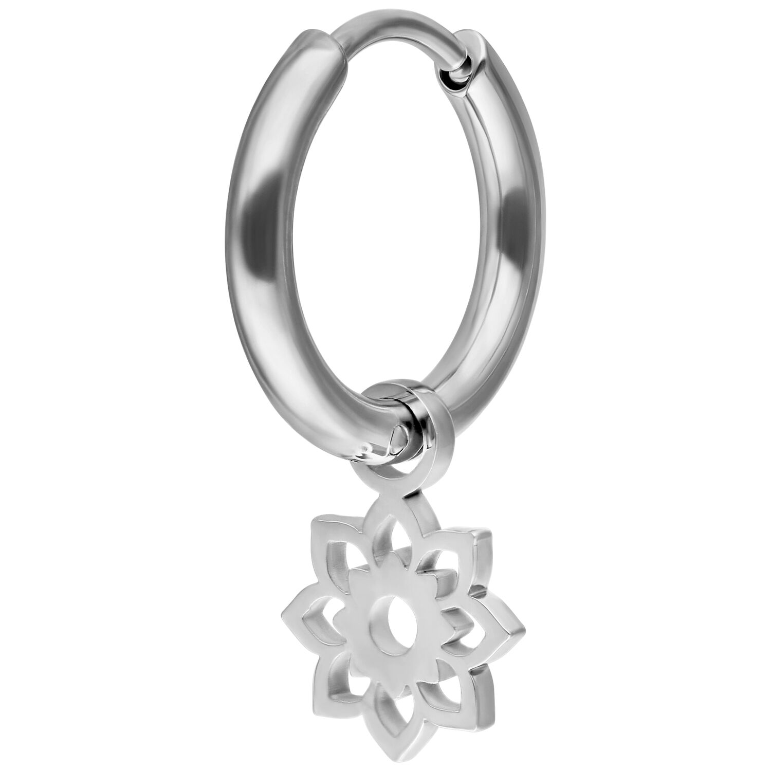 Orecchino d'argento con ciondolo a forma di fiore in acciaio chirurgico su sfondo bianco