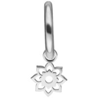 Orecchini Mini Flower Hoops in argento con pendente a fiore su sfondo bianco