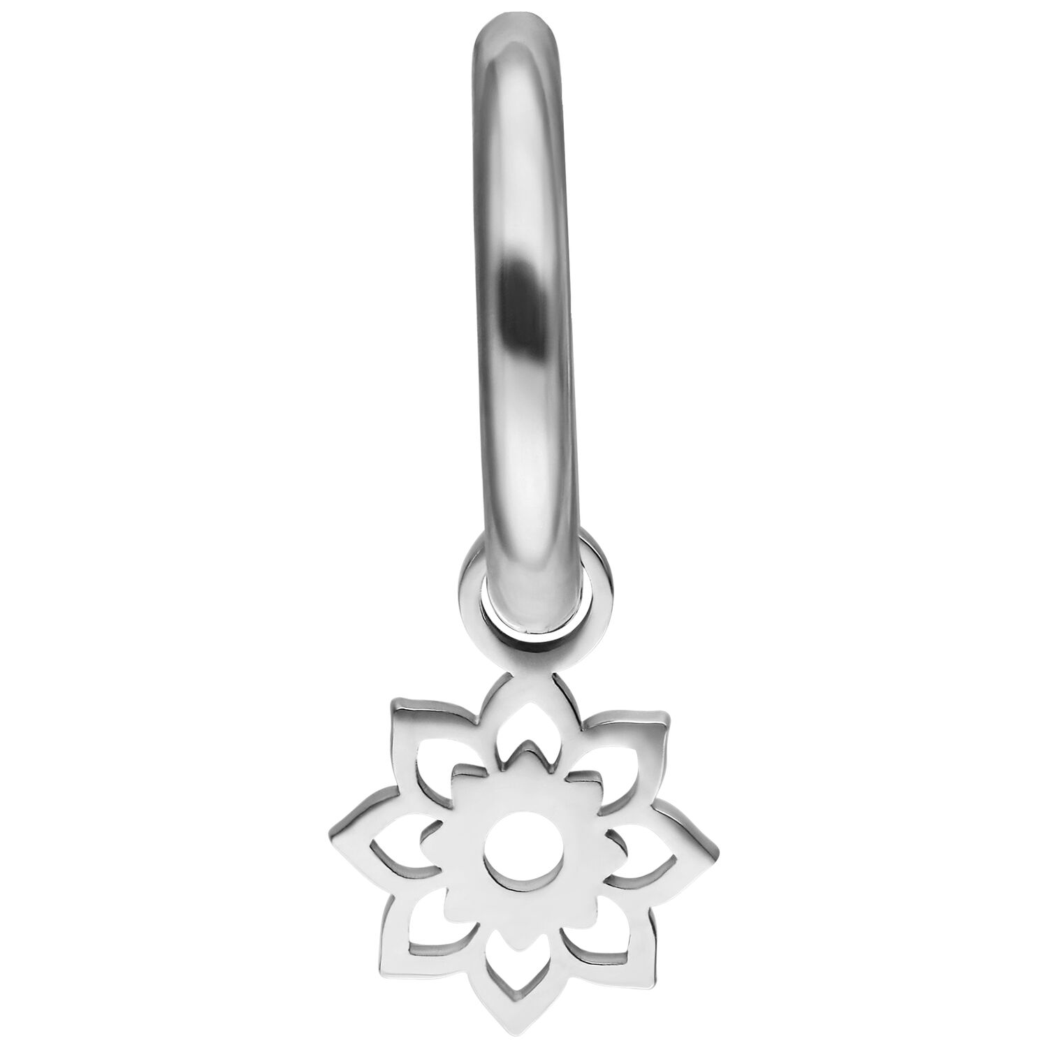 Orecchini Mini Flower Hoops in argento con pendente a fiore su sfondo bianco