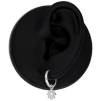 Orecchini Mini Flower in argento su modello di orecchio nero, lucidato a specchio