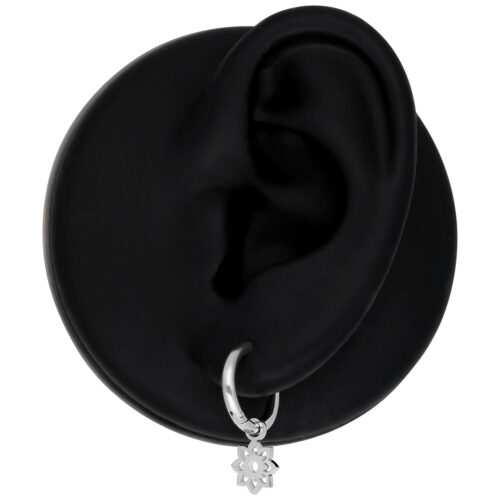 Orecchini Mini Flower in argento su modello di orecchio nero, lucidato a specchio