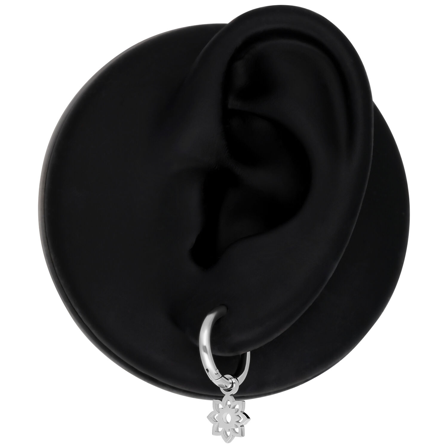 Orecchini Mini Flower in argento su modello di orecchio nero, lucidato a specchio