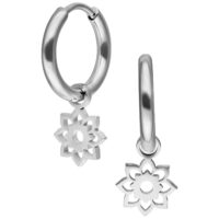 Mini Flower Hoops in argento con ciondolo a fiore su sfondo bianco