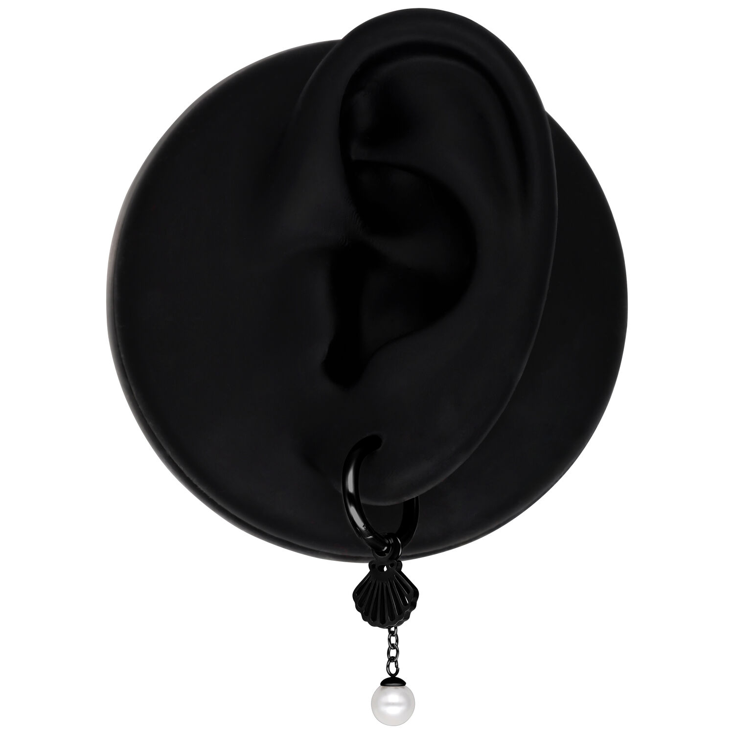 Orecchino nero con conchiglia e perla, presentato su modello di orecchio nero