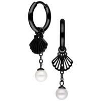 Cerchi neri con pendente a conchiglia e perle su sfondo bianco