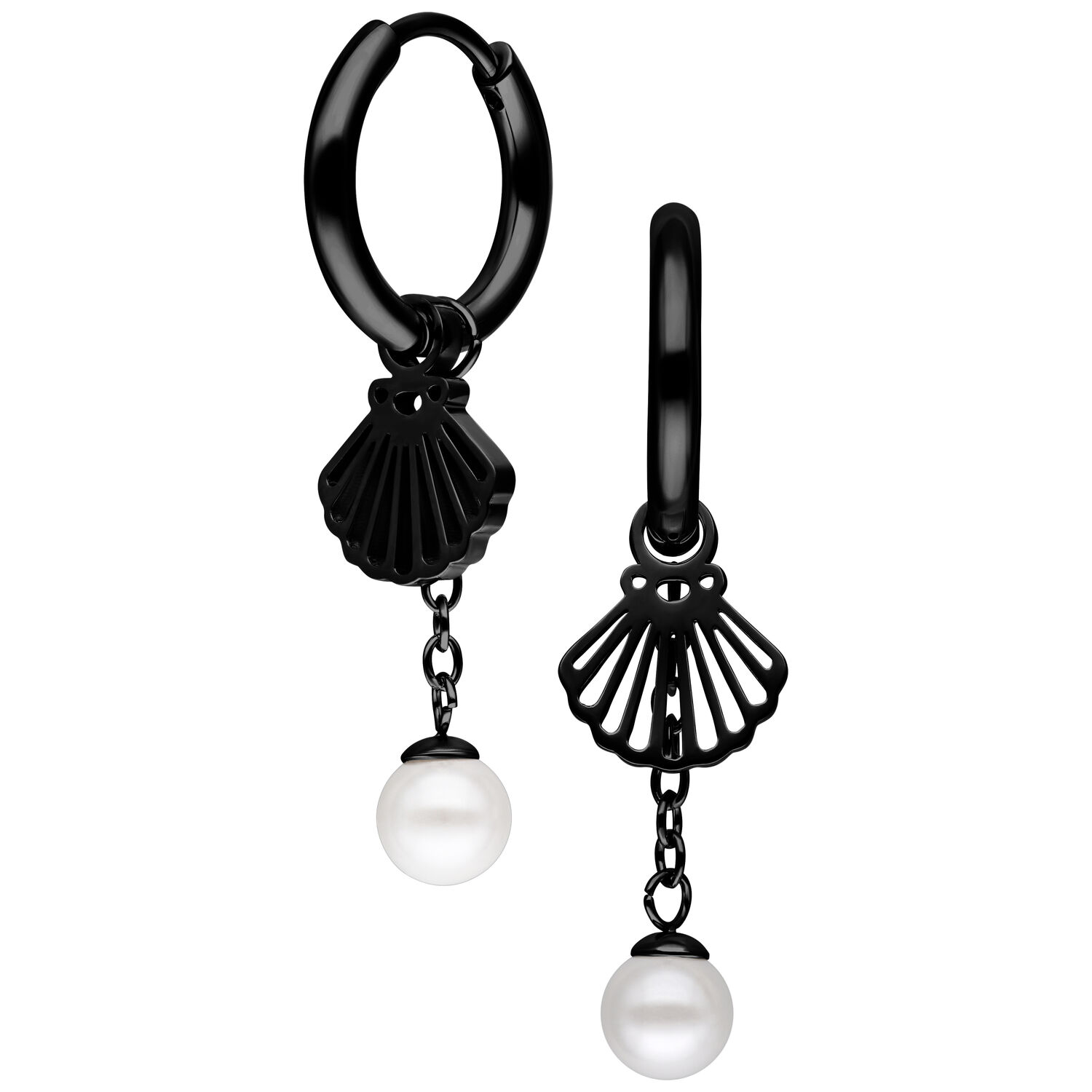 Cerchi neri con pendente a conchiglia e perle su sfondo bianco