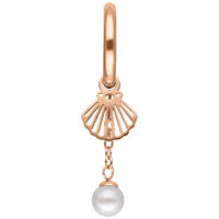 Orecchino in oro rosa con motivo a conchiglia e pendente di perla su sfondo bianco