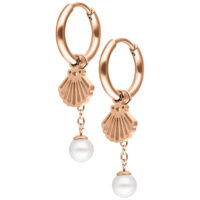 Orecchini in oro rosa con design a conchiglia e pendente di perle su sfondo bianco