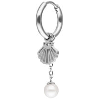 Orecchino d'argento con pendente a conchiglia e perla su sfondo bianco