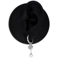 Orecchini pendenti d'argento con design a conchiglia e perla su supporto nero