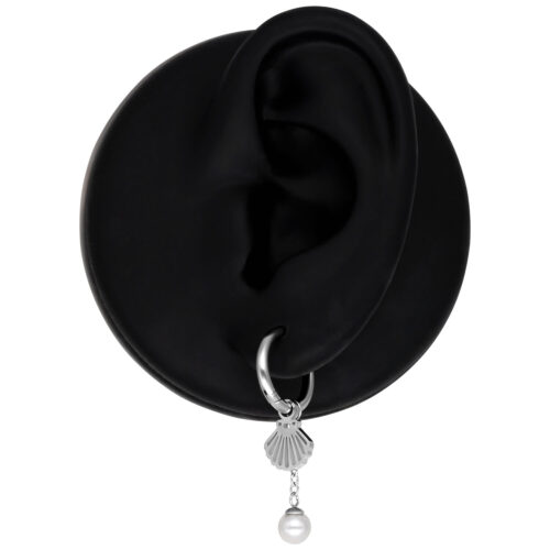 Orecchini pendenti d'argento con design a conchiglia e perla su supporto nero