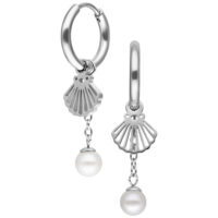 Orecchini a cerchio in argento con pendenti a conchiglia e perle bianche su sfondo bianco