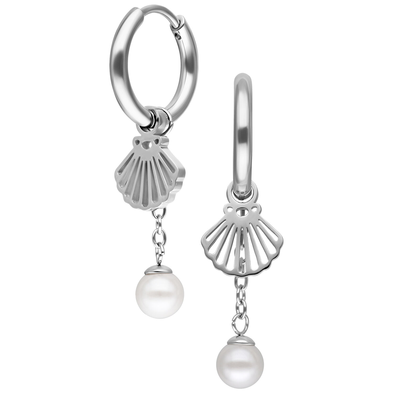 Orecchini a cerchio in argento con pendenti a conchiglia e perle bianche su sfondo bianco