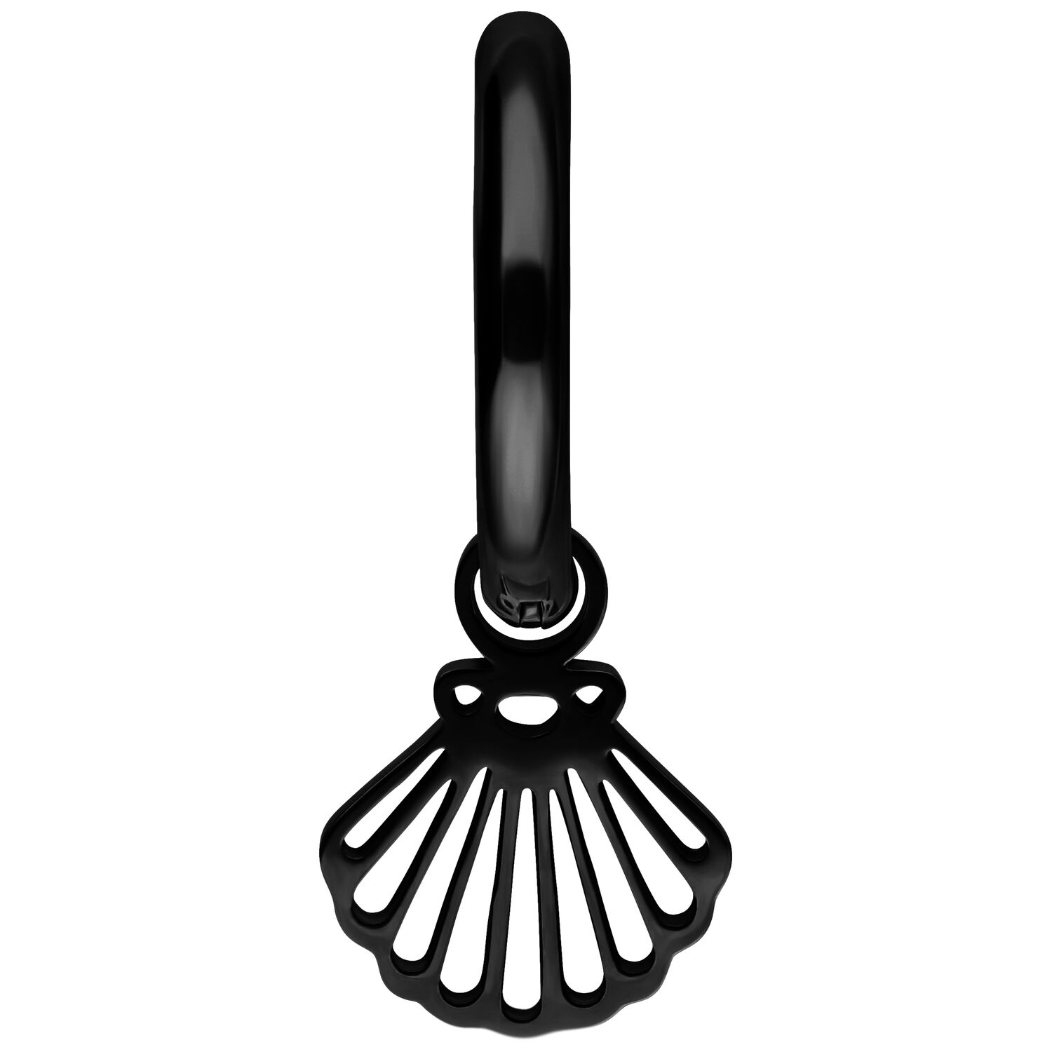 Orecchini neri a forma di conchiglia in acciaio chirurgico su sfondo bianco