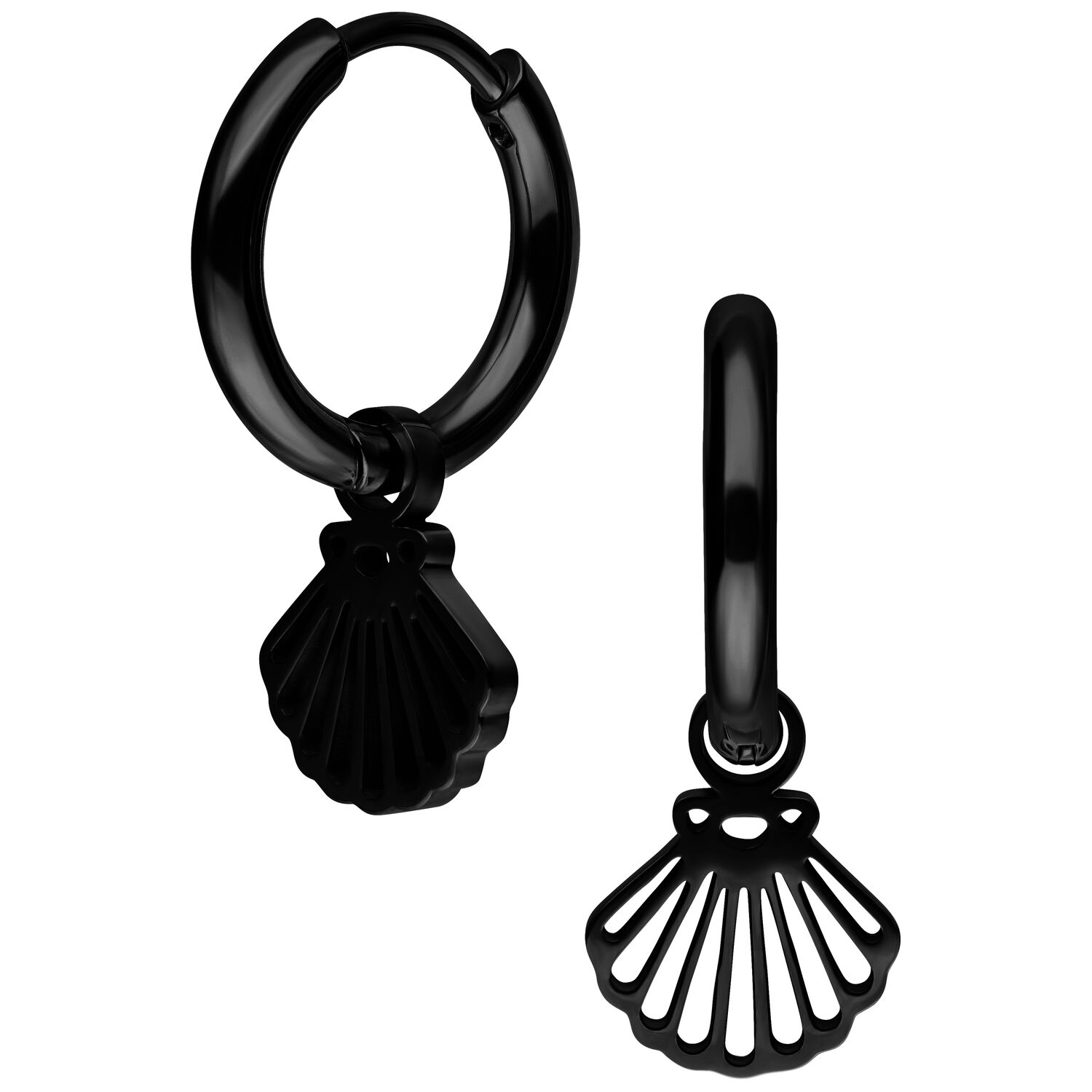 Mini orecchini neri Shell in acciaio chirurgico su sfondo bianco