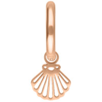 Mini creola in oro rosa con pendente a conchiglia su sfondo bianco