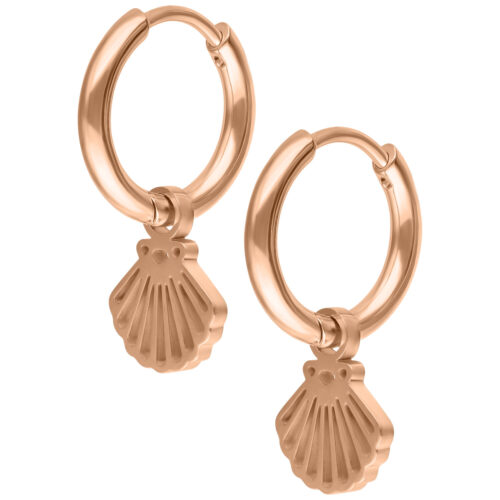 Mini Shell Hoops in oro rosa con ciondoli a forma di conchiglia su sfondo bianco