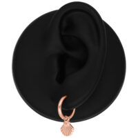 Mini Shell orecchini a cerchio in oro rosa su display nero per orecchini