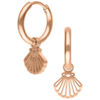 Due orecchini in oro rosa lucido con ciondolo a conchiglia su sfondo bianco