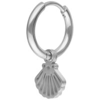 Orecchino a cerchio in argento con pendente a forma di conchiglia su sfondo bianco