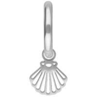 Mini cerchi in argento con pendente a conchiglia su sfondo bianco