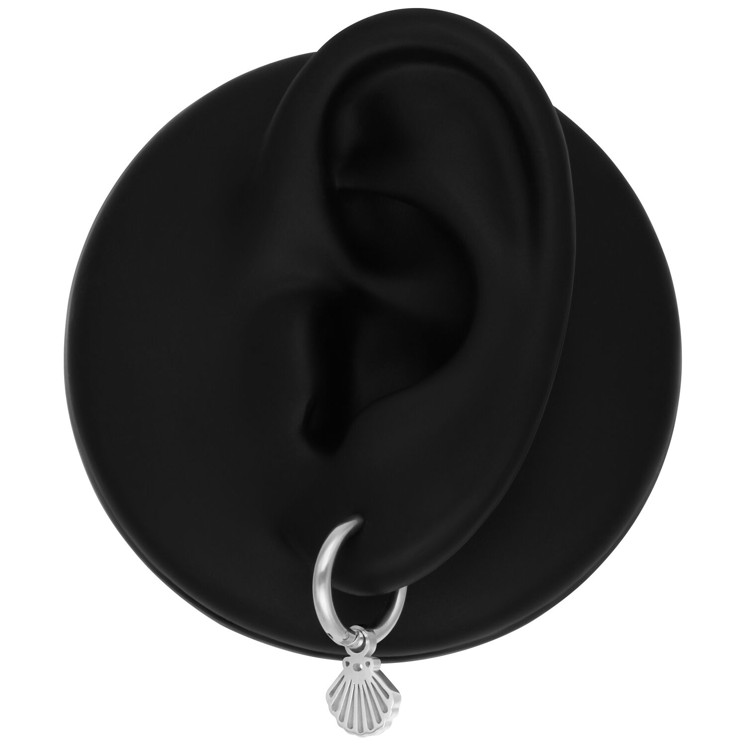 Supporto per orecchini nero con Mini Shell Hoops in argento su sfondo neutro