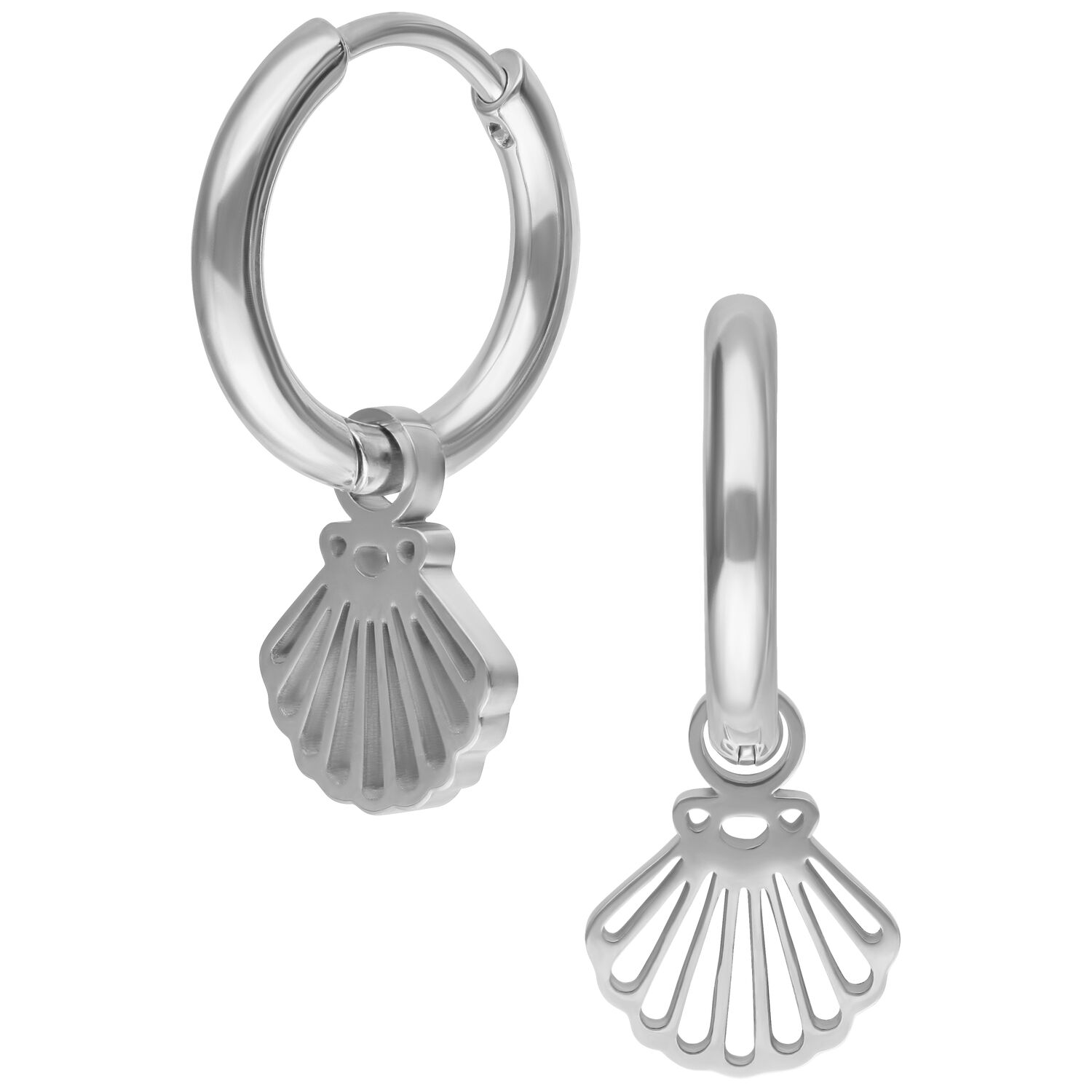 Due mini cerchi a conchiglia in argento su sfondo bianco, lucidi