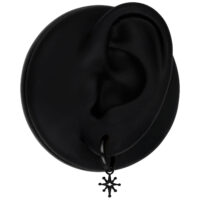 Mini Polar Star orecchini neri su orecchio nero su sfondo bianco