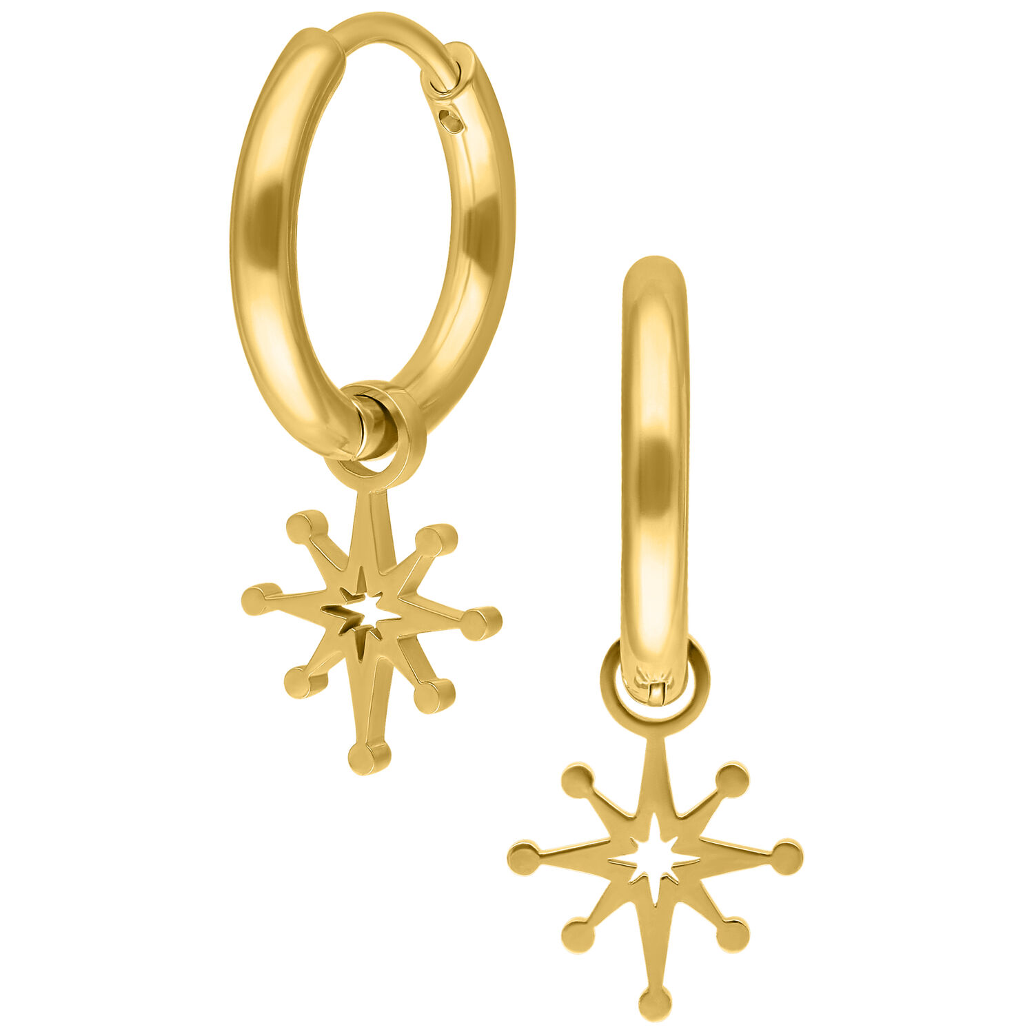 Due orecchini a cerchio dorati con ciondoli a stella polare su sfondo bianco