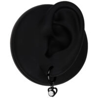 Orecchini neri a cerchio con pendente a cuore e cristallo su modello di orecchio nero