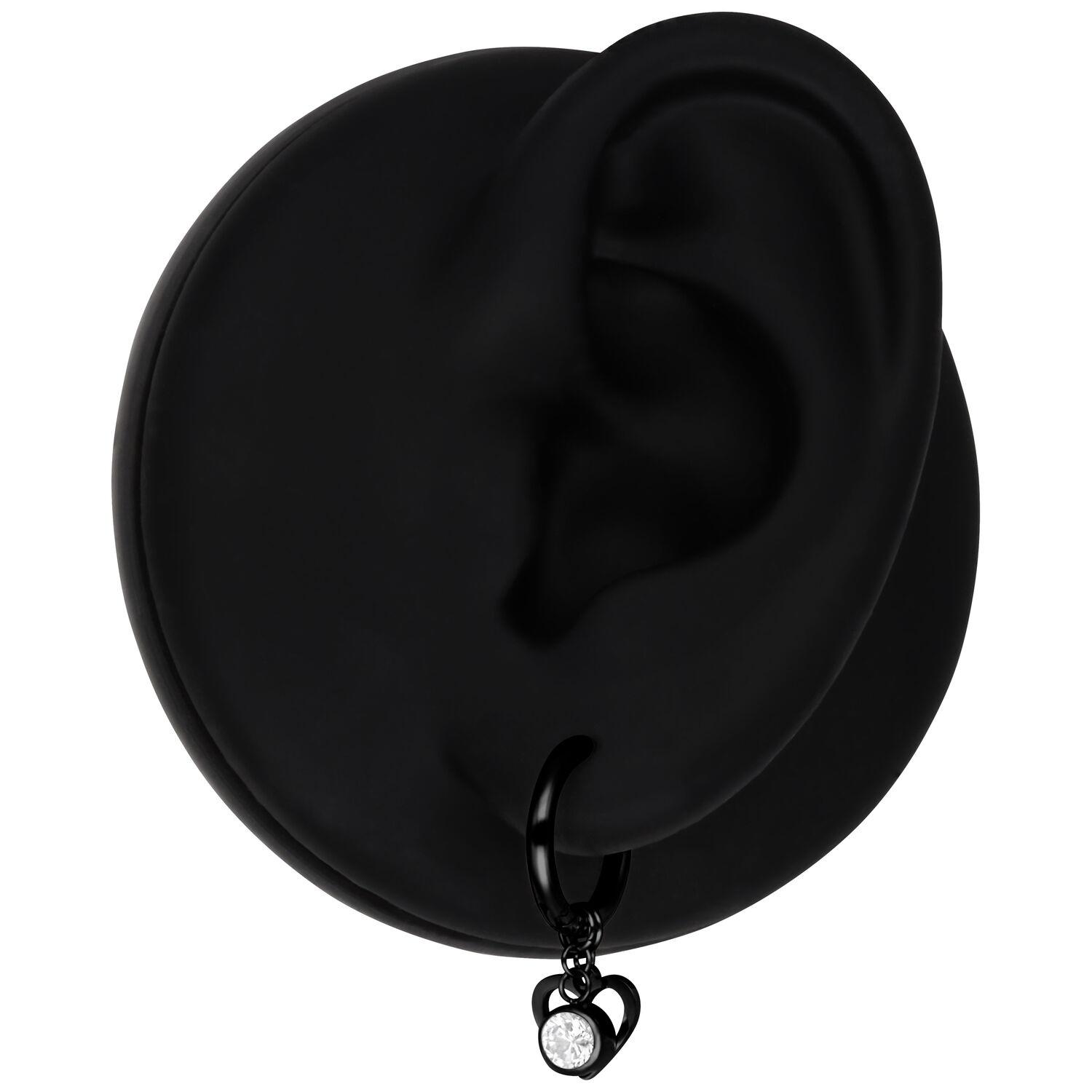 Orecchini neri a cerchio con pendente a cuore e cristallo su modello di orecchio nero