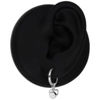 Orecchini in argento con pendente a cuore e cristallo su sfondo nero