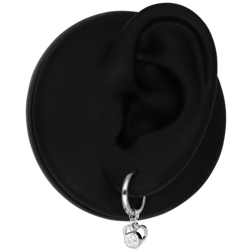 Orecchini in argento con pendente a cuore e cristallo su sfondo nero