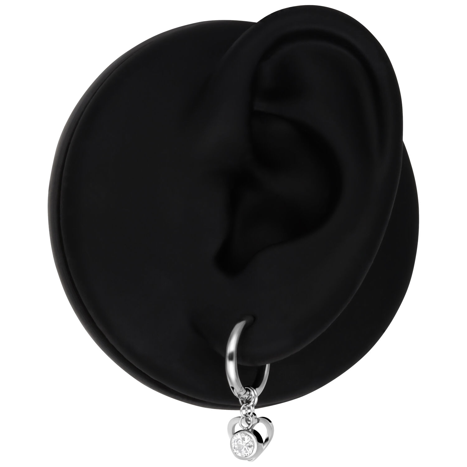 Orecchini in argento con pendente a cuore e cristallo su sfondo nero