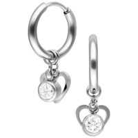 Orecchini a cerchio in argento con pendente a forma di cuore su sfondo bianco