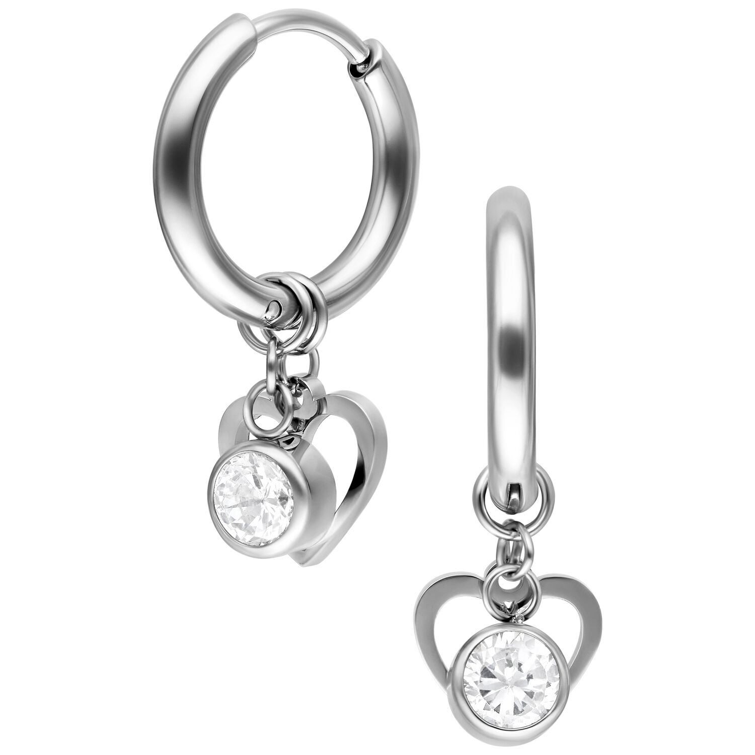 Orecchini a cerchio in argento con pendente a forma di cuore su sfondo bianco