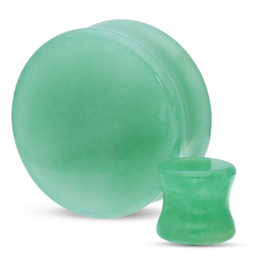 Plug in pietra verde in diverse dimensioni su sfondo bianco