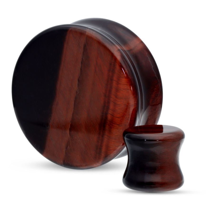 Plug rotondo in pietra marrone rossiccio su sfondo bianco