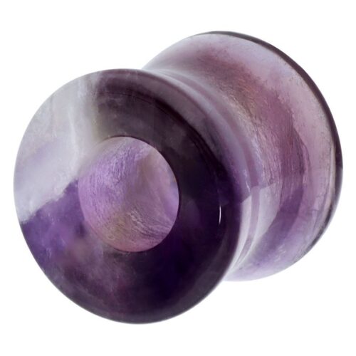 Tunnel piercing ametista viola, 8,0 mm, su sfondo bianco