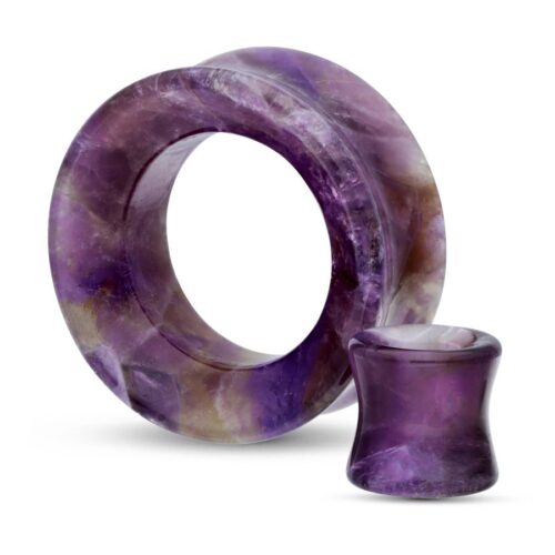Tunnel e plug di ametista viola in pietra su sfondo bianco
