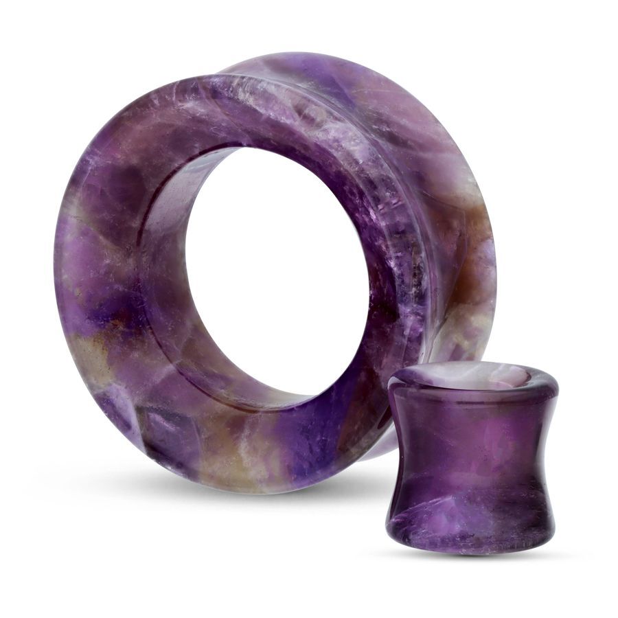 Tunnel e plug di ametista viola in pietra su sfondo bianco