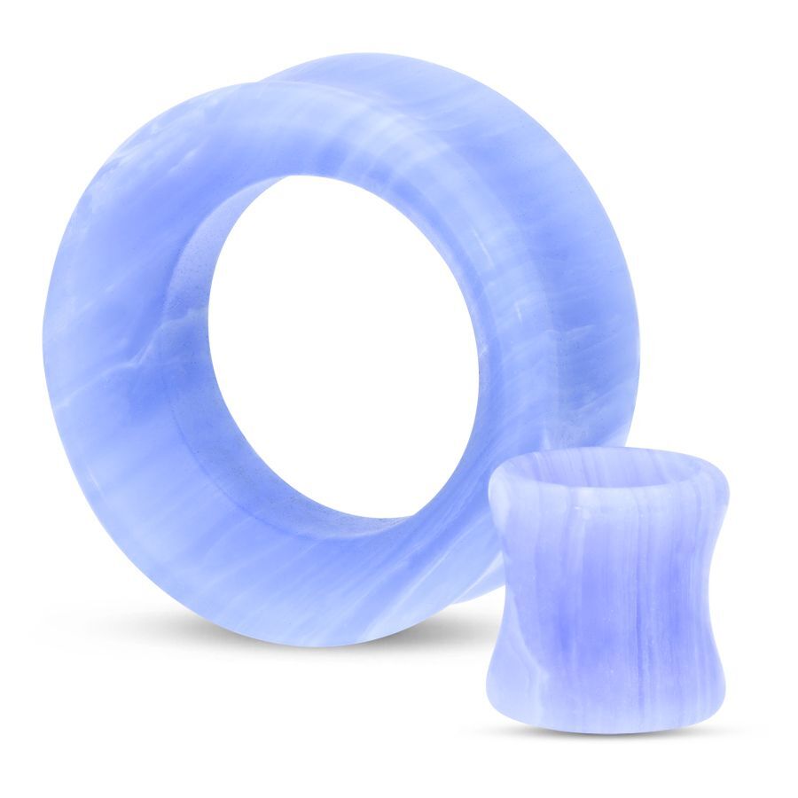 Tunnel Bluelace blu in pietra di varie dimensioni su sfondo bianco