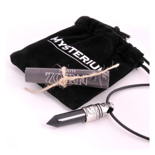 Collana nera con ciondolo in argento su sfondo bianco, sacchetto vellutato