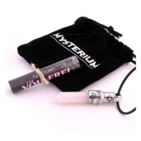 Collana Gluttony con pietra rosa, montatura in argento e cordino in pelle nera